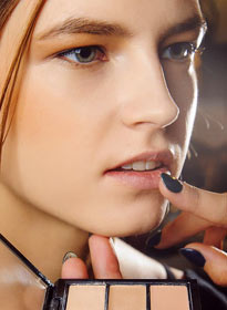 В моде не только естественные губы, но и на 2-3 тона светлее натурального. На фото макияж от Victoria Beckham