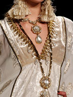 Модные украшения 2023, фото из модной коллекции Anna Sui