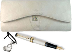 Фото. Подарки женщинам: Клатч Elisir, ручка Aurora, украшение Dolce&Gabbana