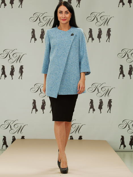 На фото: женское модное короткое пальто из весенней коллекции магазинов "Кашемир Москвы"