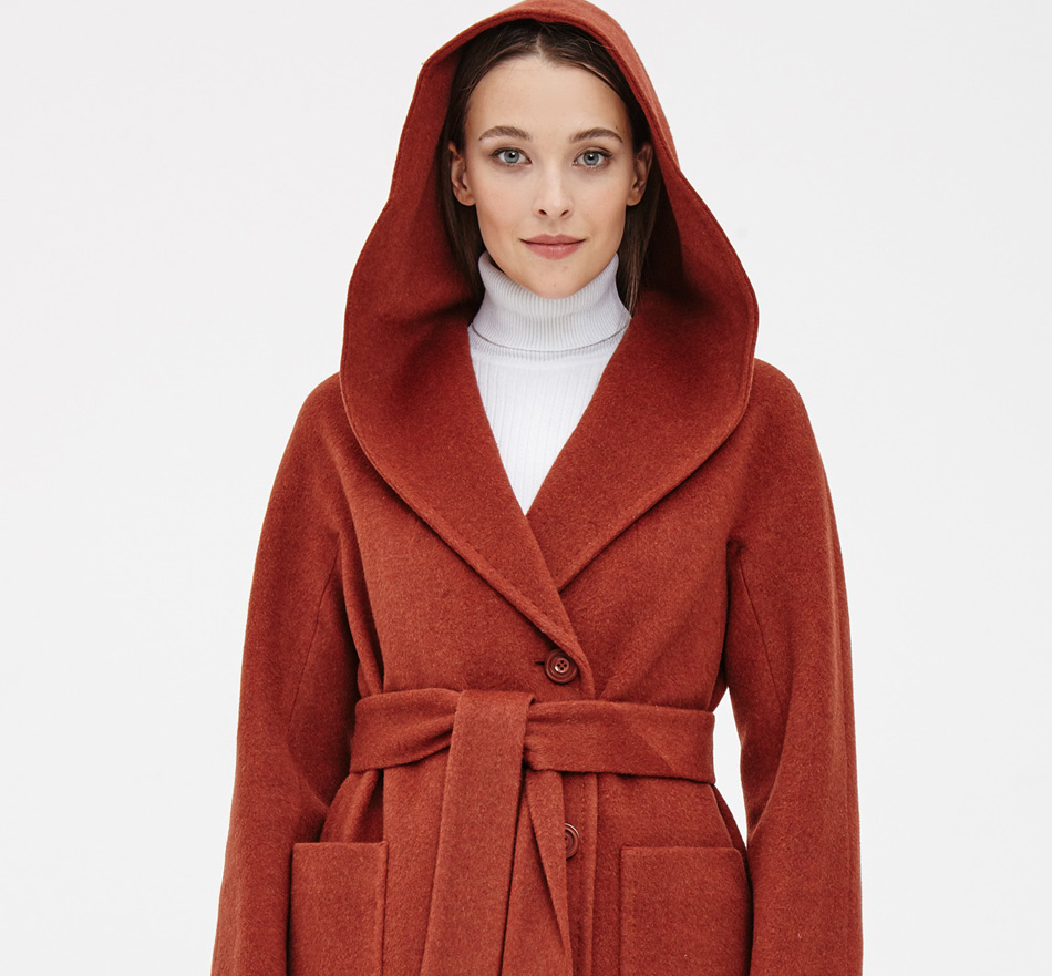 На фото женское пальто из коллекции "Кашемир Москвы"