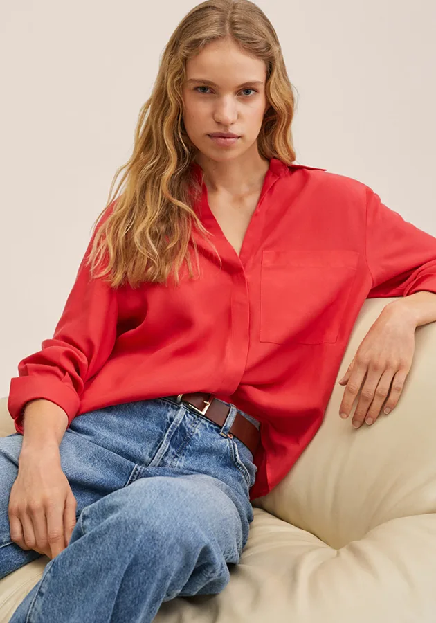 Красная рубашка оверсайз с джинсами, Mango