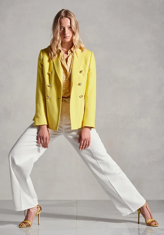 Весна 2023. Желтый женский пиджак, белые брюки. Фото Kiton